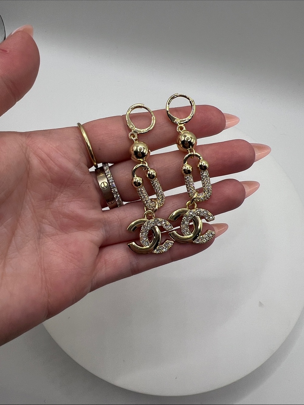 1446. Gold-Tone Dangle Earrings with Interlocking Stamped Logo Charm. - Picture 4 of 5